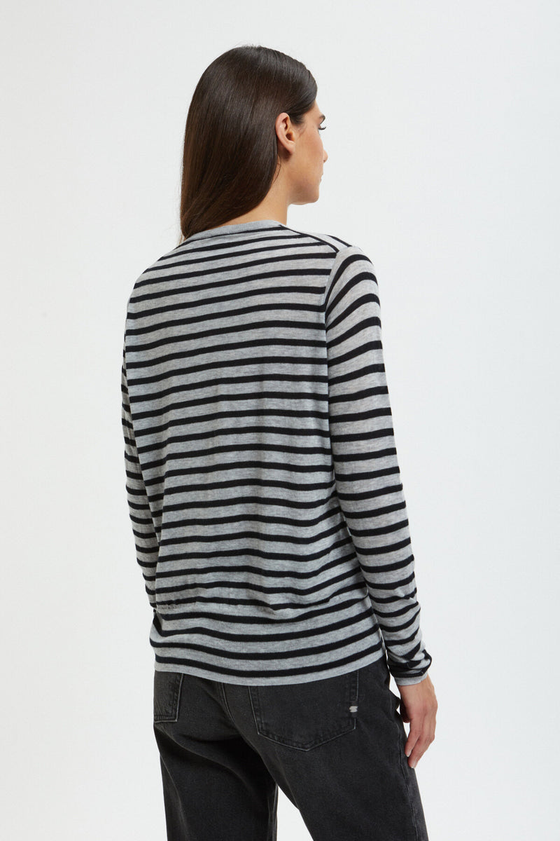 Long-sleeved crew-neck pullover