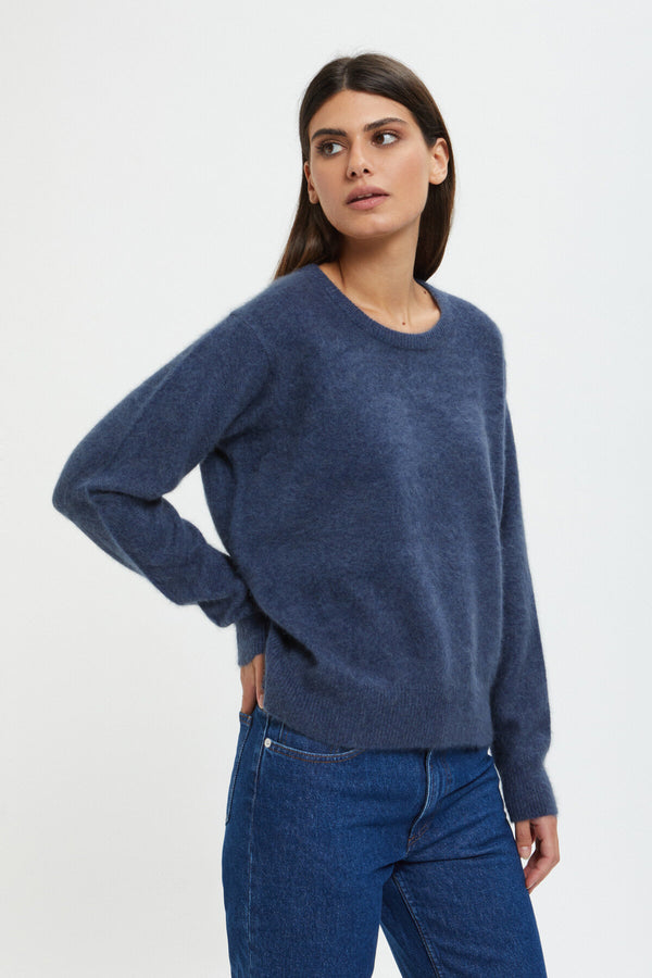 Long-sleeved crew-neck pullover