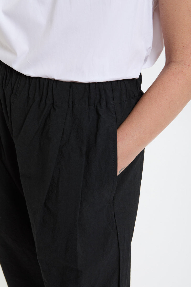 Pantaloni a due pieghe